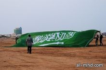طيارون سعوديون يحلقون بأكبر علم للمملكة في جده ... الأحد