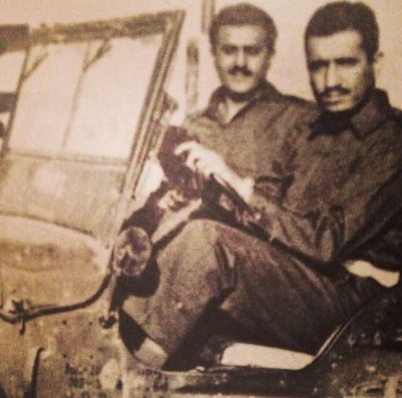 صورة تاريخية.. الملك سلمان يقود مركبة عسكرية