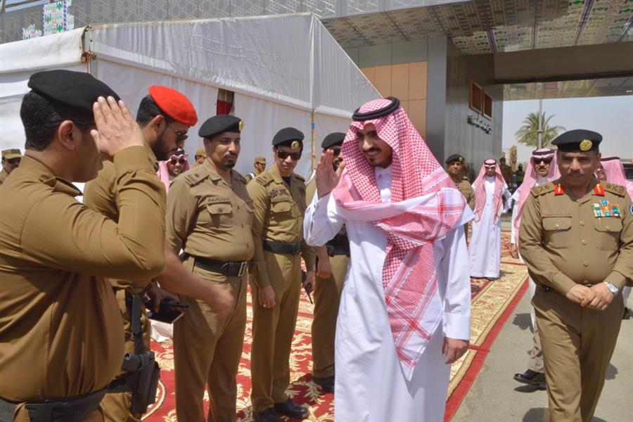 صور.. نائب أمير مكة يقف ميدانياً على إجراءات دخول الحجاج ويزور نقطة أمنية لضبط المخالفين