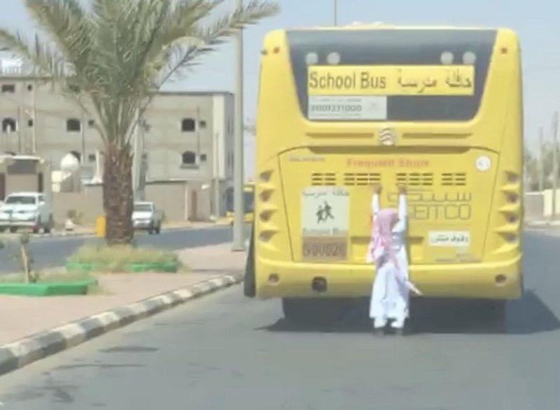 بالفيديو .. سقوط طالب من مؤخرة باص مدرسي