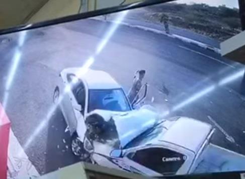 بالفيديو.. شاب ينجو من حـادث مروع بعد ترجله من مركبته