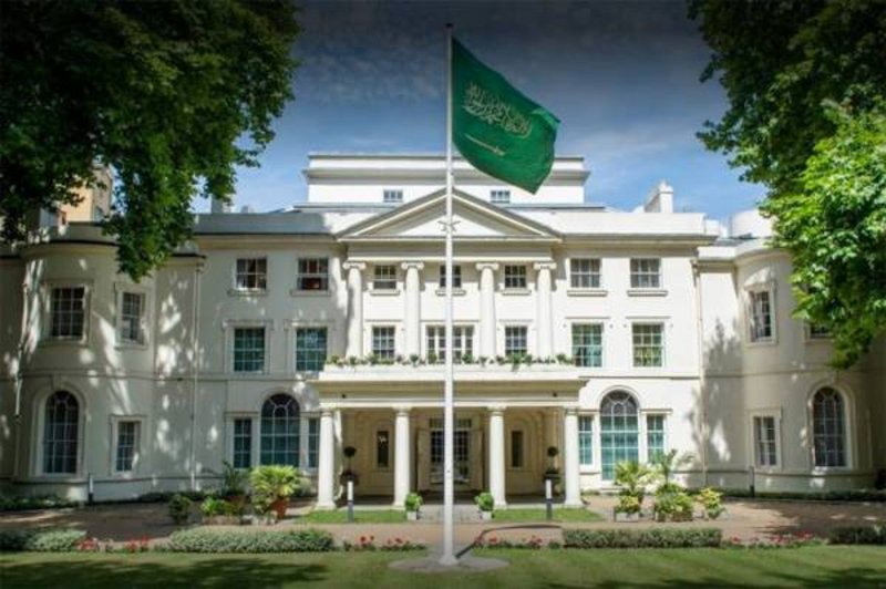 السفارة السعودية في لندن تدعو المواطنين لتوخي الحيطة