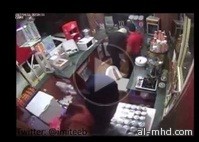 بالفيديو .. سرقة أحد المحال تحت تهديد السلاح بالقطيف