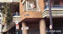 بالفيديو: عشيق يقفز عارياً من شرفة فراراً من الزوج