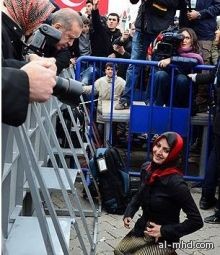 فتاة تركية معاقة تستوقف أردوغان وتطالبه بتوفير عمل لها