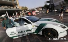 الشرطة النسائية في دبي تتسلم سيارة «فيراري» لضبط أمن الطرق