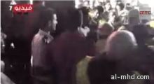 بالفيديو ... العريفي يستعين بحارس يرتدي زيا عسكريا لحراسته في القاهرة