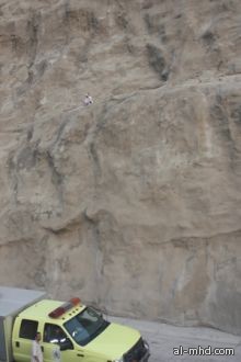 مدني مكة ينقذ معتمراً مسناً علق بقمة جبل خندمة‎