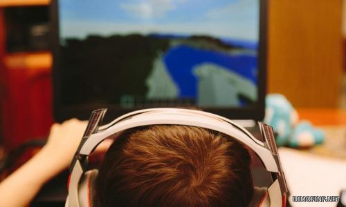"الاتصالات" تحذّر من مخاطر قد تواجه الطفل في عالم الألعاب الإلكترونية