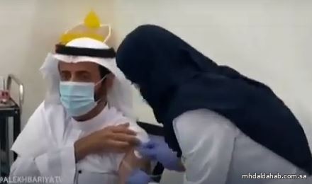 بالفيديو .. وزير ⁧‫الصحة‬⁩ يتلقى أولى جرعات لقاح ⁧‫كورونا
