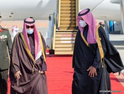وصول أمير الكويت إلى مطار العلا وولي العهد في مقدمة مستقبليه