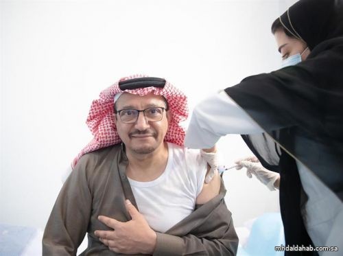 وزير التعليم وعدد من مسؤولي الوزارة يتلقون الجرعة الأولى من لقاح "كورونا"