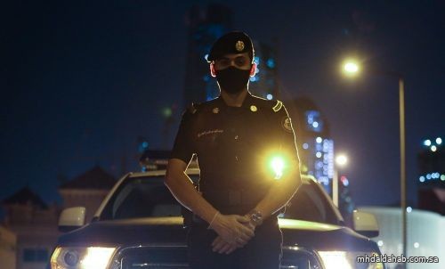ضبط شخص تباهى بعرض مواد مخدرة وأطلق النار من داخل سيارته في الرياض