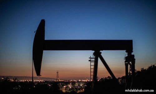 النفط ينزل بعد زيادة مفاجئة في مخزونات الخام الأمريكية