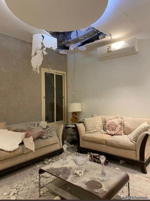 صور من منزل مواطن بالرياض لآثار انتشار شظايا اعتراض صاروخ بالستي حوثي