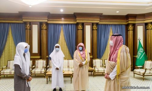 أمير المدينة يكرم المشاركين بمسابقة الملك سلمان لحفظ القرآن الكريم