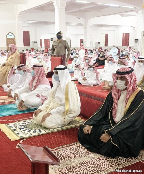 محافظ المهد يتقدم المصلين لصلاة العيد وسط إجراءات احترازيه متكاملة