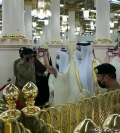 أمير المدينة يُعايد العاملين في المسجد النبوي: "تقومون بعمل عظيم"