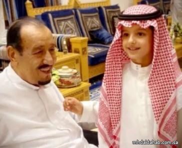صور عفوية للملك سلمان مع حفيده الأمير عبدالعزيز بن خالد