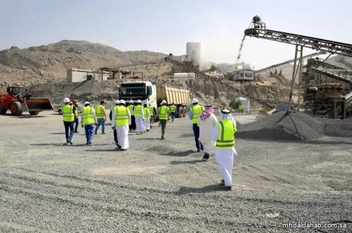 "الصناعة" تطلق مبادرة لتدريب وتوظيف 1.4 ألف شاب سعودي في محاجر البناء