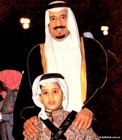 صورة نادرة لولي العهد وهو طفل برفقة والده الملك سلمان