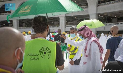 حملة “خدمة الحاج والزائر وسام شرف لنا” توزع (50) ألف مظلة على قاصدي المسجد الحرام