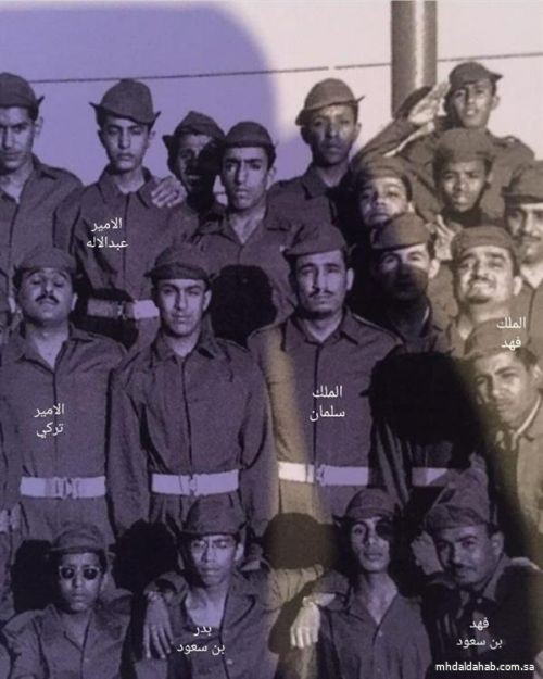 صورة نادرة للملك سلمان والملك فهد وبعض الأمراء بالزي العسكري خلال تطوعهم للدفاع عن مصر