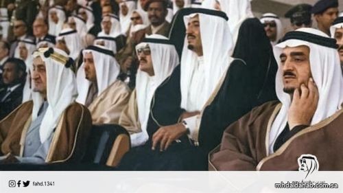 صورة نادرة للملك سلمان يتوسط أخويه فيصل وفهد في افتتاح بطولة الخليج لكرة القدم عام 1972