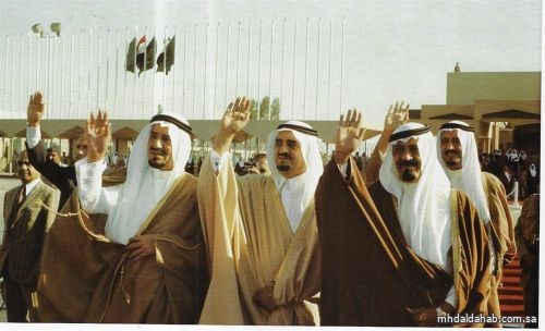 صورة تاريخية للملوك خالد وفهد وعبدالله وسلمان يودعون الرئيس "السادات"