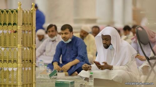 صوام عاشوراء يتناولون إفطارهم في المسجد النبوي