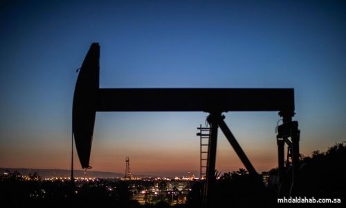 صعود النفط يتوقف في ظل مخاوف حيال كوفيد-19 وعودة الإمدادات
