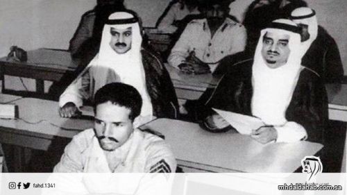 صورة نادرة للملك فهد بمدرسة الدفاع الجوي في جدة قبل 50 عامًا