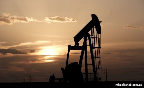 النفط يصعد إلى أعلى مستوى في أسبوع