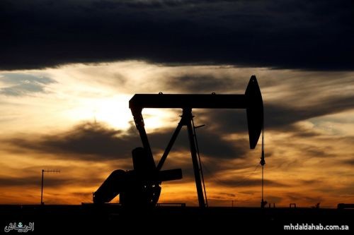 النفط يتراجع متخلياً عن بعض مكاسبه التي حققها بفعل تراجع المخزونات الأميركية
