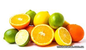 تناول الليمون والبرتقال يوميًّا يرفع الضغط أم يخفضه؟.. أستاذ أمراض قلب يجيب