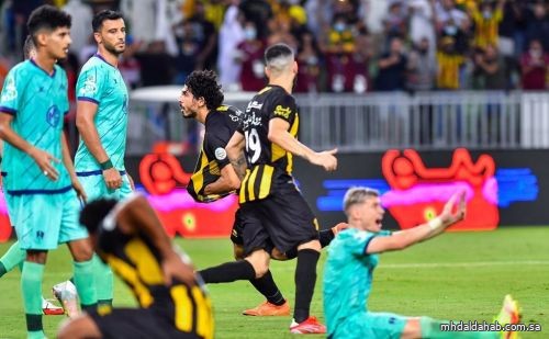 الاتحاد يقهر الأهلي بثنائية في «ديربي جدة» ويستعيد الصدارة