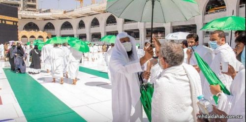 “رئاسة الحرمين” توزع 10 آلاف مظلة بالمسجد الحرام