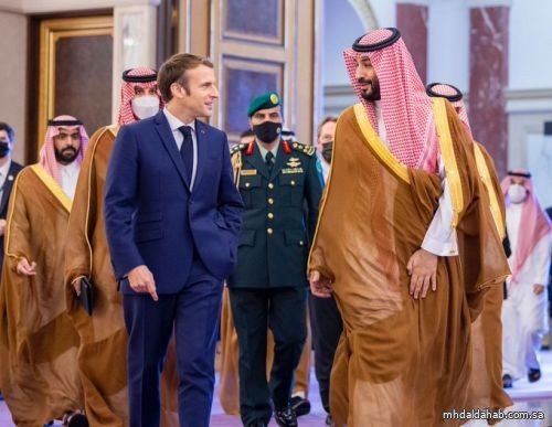 ولي العهد يستقبل الرئيس الفرنسي في جدة
