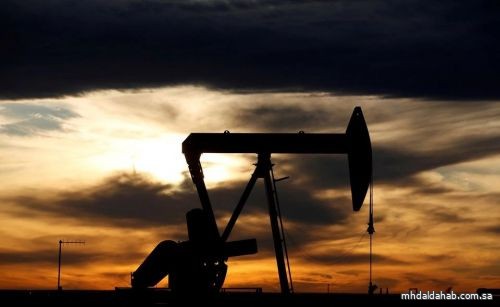 النفط يتراجع والمستثمرون في انتظار تقييم تأثير أوميكرون