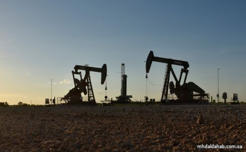 النفط يتخلى عن مكاسبه ويتراجع مع عودة الحذر بسبب قيود أوميكرون
