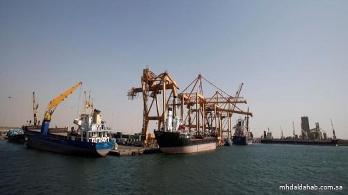 "التحالف": مستمرون بمنح تصاريح دخول السفن الإغاثية والتجارية للموانئ اليمنية