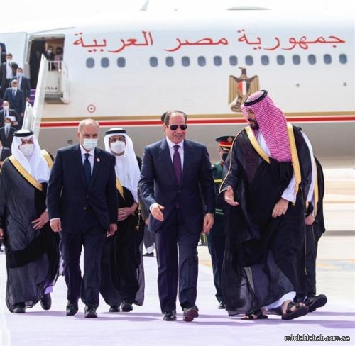 الرئيس المصري يصل الرياض.. وولي العهد في مقدمة مستقبليه