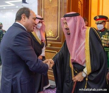 خادم الحرمين يستقبل الرئيس المصري ويقيم مأدبة غداء تكريماً له