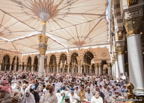 جموع المصلين يؤدون أول جمعة رمضانية بالمسجد النبوي