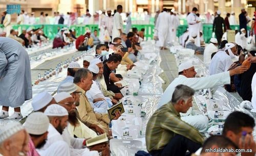 رفع أكثر من 3000 سفرة إفطار يومياً بالمسجد النبوي