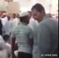 بالفيديو.. عراك وفوضى بأحد جوامع الرياض بعد دعاء الخطيب على السيسي