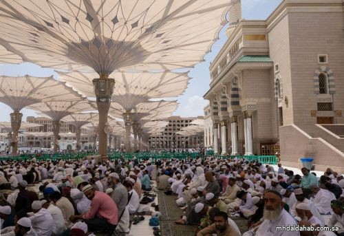 نصف مليون مصل يؤدون آخر جمعة رمضانية بالمسجد النبوي