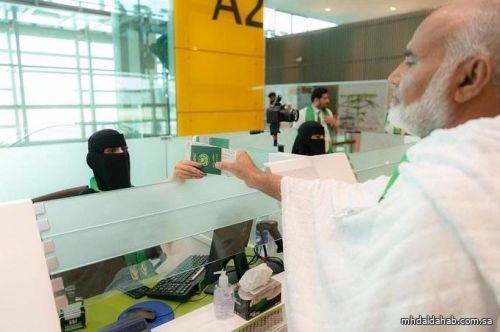 "الجوازات" تستقبل الحجاج بأكثر من 13 لغة وتسهّل إجراءاتهم لأداء المناسك بسهولة ويسر