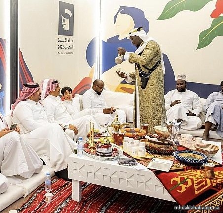 «كتاب المدينة» يستقبل الزوار بالفلكلور الشعبي والقهوة السعودية