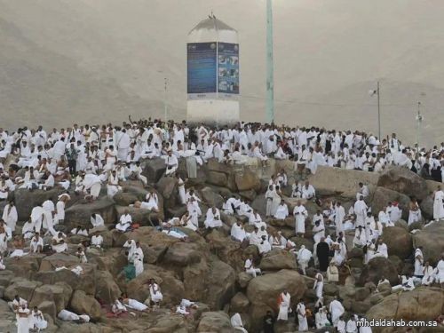 مع شروق الشمس.. حجاج بيت الله الحرام يتوافدون إلى مشعر عرفات